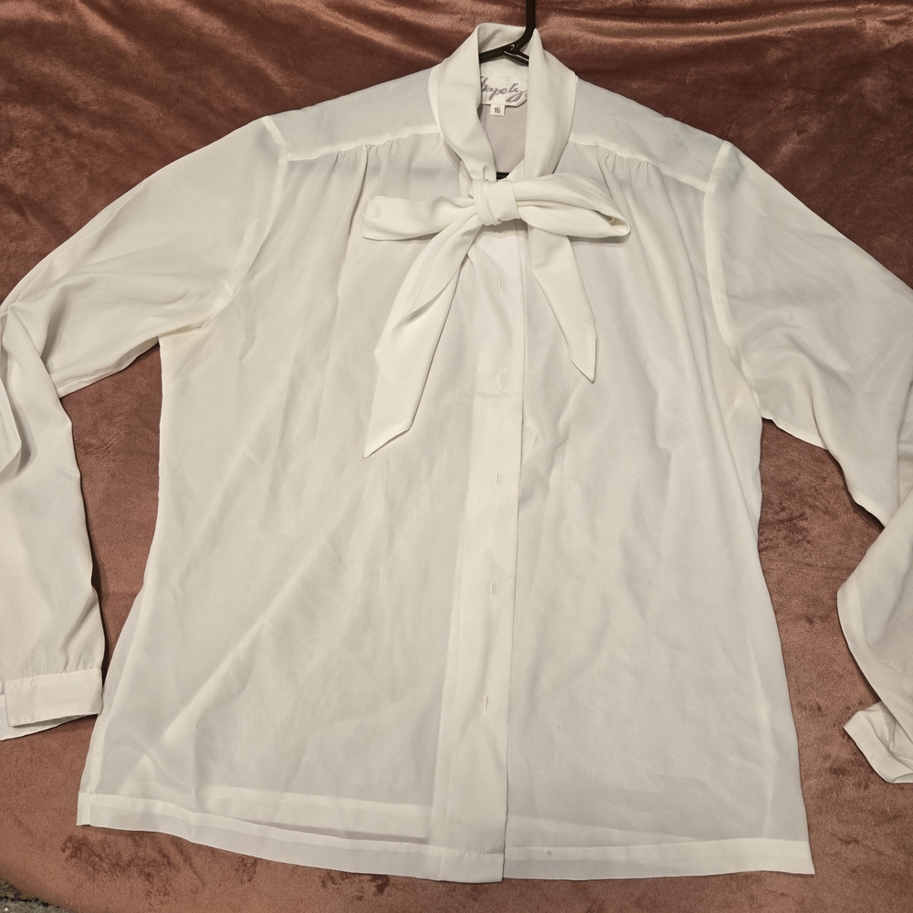 Chic White Blouse with Bow Accent